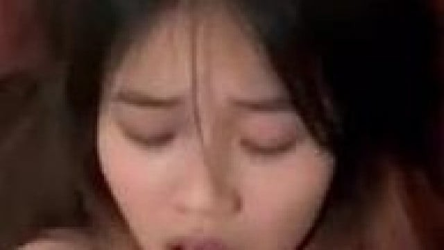 Bắn tinh lên bộ ngực to của em .