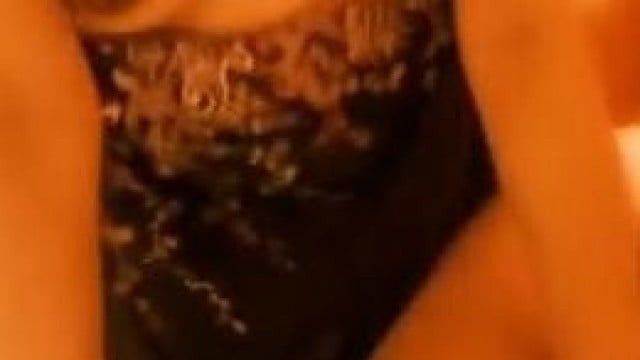 Địt con vợ thâm lồn ti đen xong xả vào miệng.