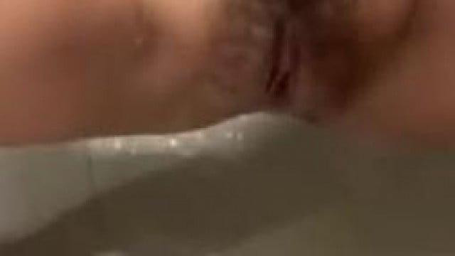 Mới có cạ thôi mà em đã sướng đái ra nhà