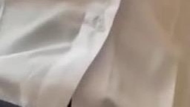 Thầy giáo : Học trò đang làm gì vậy ? Em học sinh : Dạ thầy ! Em đang móc lồn “